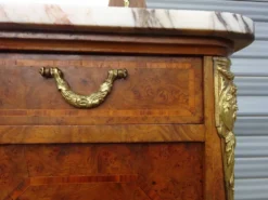 Elégant buffet à marqueterie de bois de rose