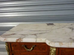 Elégant buffet à marqueterie de bois de rose