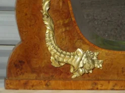 Elégant buffet à marqueterie de bois de rose