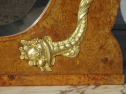 Elégant buffet à marqueterie de bois de rose