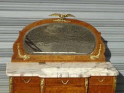 Elégant buffet à marqueterie de bois de rose