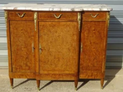 Elégant buffet à marqueterie de bois de rose