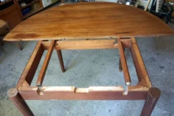 Elégante table ronde en teck avec rallonge