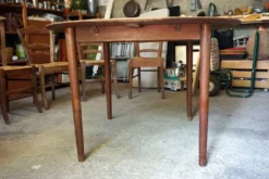 Elégante table ronde en teck avec rallonge