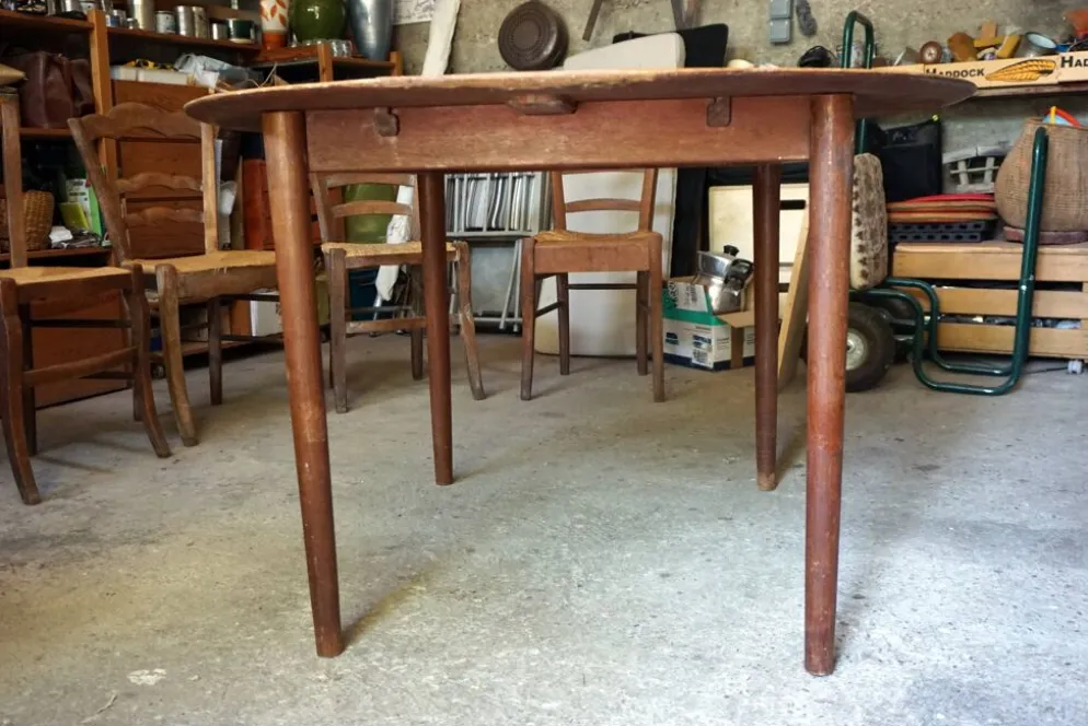Elégante table ronde en teck avec rallonge