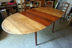 Elégante table ronde en teck avec rallonge