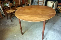Elégante table ronde en teck avec rallonge