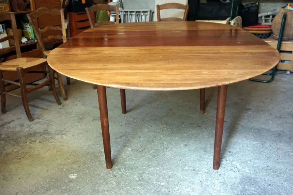 Elégante table ronde en teck avec rallonge