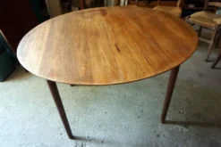 Elégante table ronde en teck avec rallonge