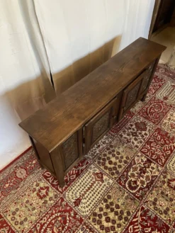 Enfilade basse vintage en chêne massif sculpté, style basque