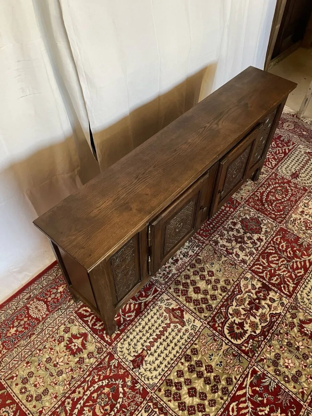 Enfilade basse vintage en chêne massif sculpté, style basque