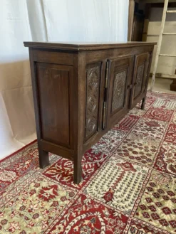 Enfilade basse vintage en chêne massif sculpté, style basque