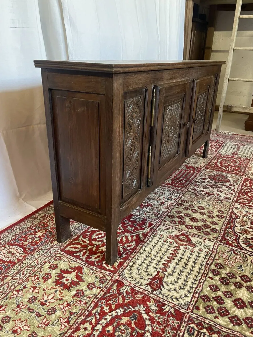Enfilade basse vintage en chêne massif sculpté, style basque