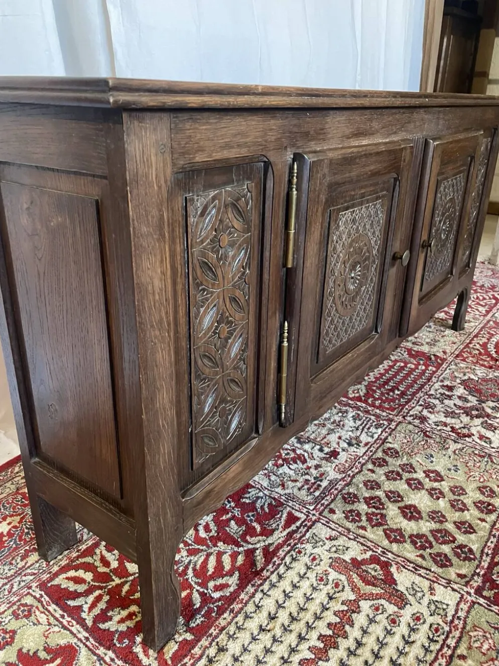 Enfilade basse vintage en chêne massif sculpté, style basque
