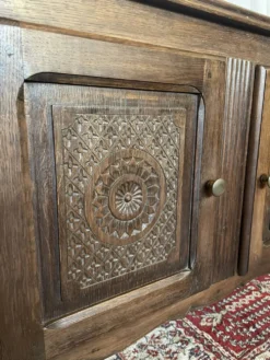 Enfilade basse vintage en chêne massif sculpté, style basque