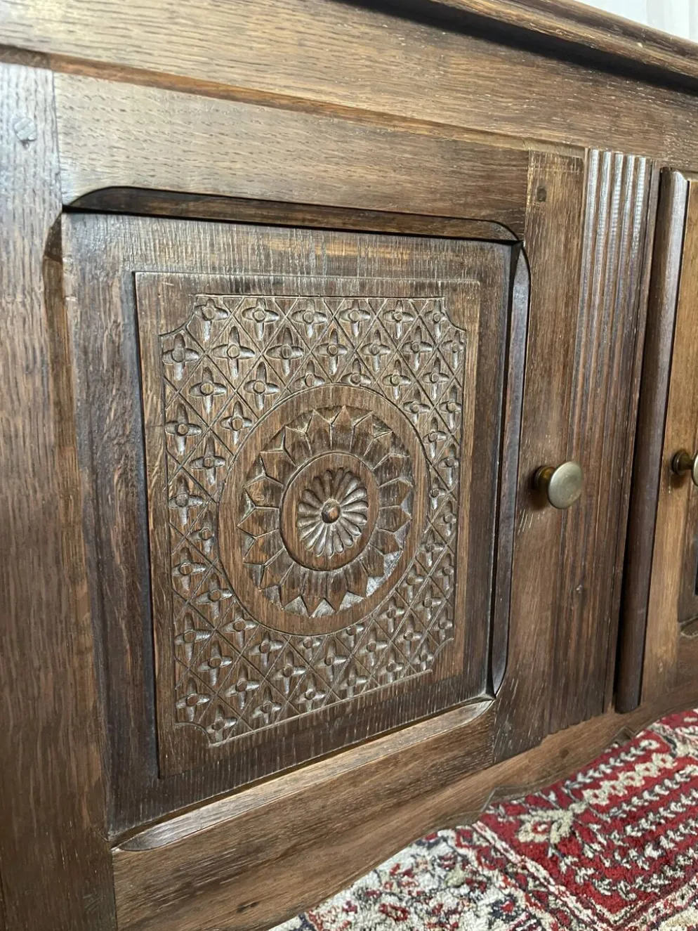 Enfilade basse vintage en chêne massif sculpté, style basque