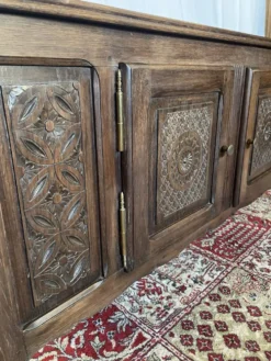 Enfilade basse vintage en chêne massif sculpté, style basque