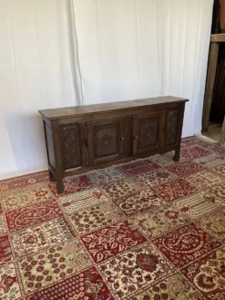 Enfilade basse vintage en chêne massif sculpté, style basque