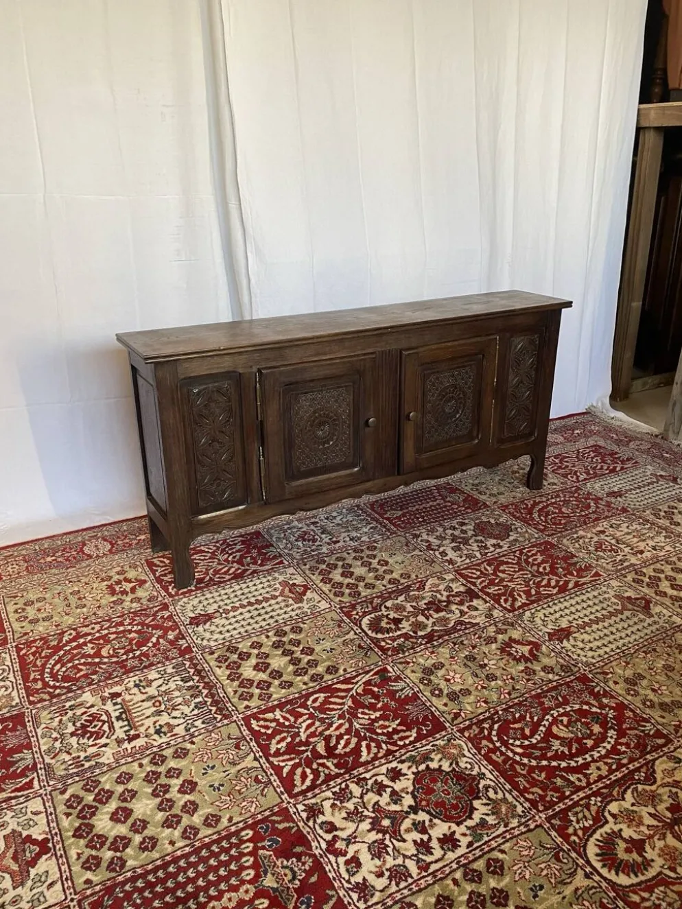 Enfilade basse vintage en chêne massif sculpté, style basque