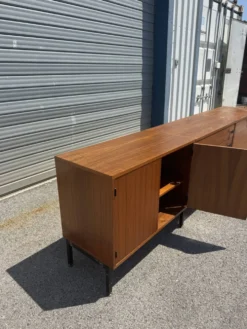 Enfilade en teck par Antoine Philippon et Jacqueline Lecoq