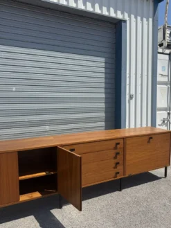 Enfilade en teck par Antoine Philippon et Jacqueline Lecoq