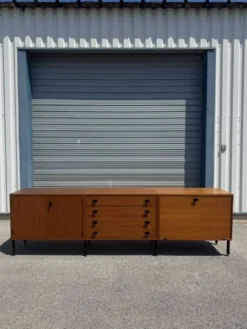 Enfilade en teck par Antoine Philippon et Jacqueline Lecoq