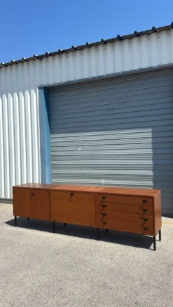 Enfilade en teck par Antoine Philippon et Jacqueline Lecoq
