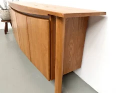 Enfilade galbée Maison Regain en orme massif, 1970