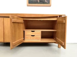 Enfilade galbée Maison Regain en orme massif, 1970