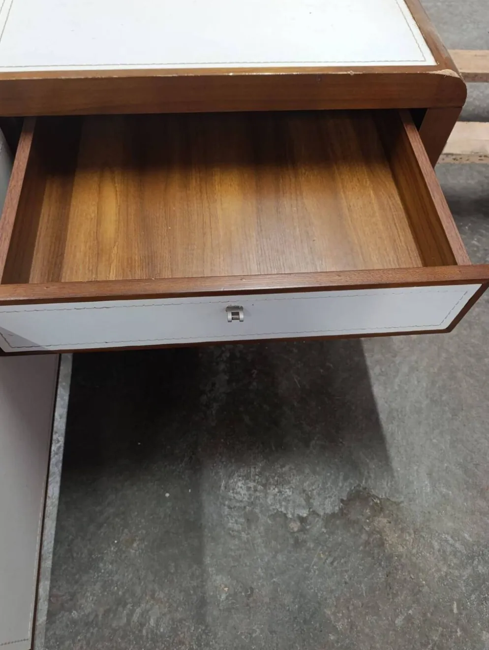 Enfilade / meuble tv cuir surpiqué par Michel boyer 60/70
