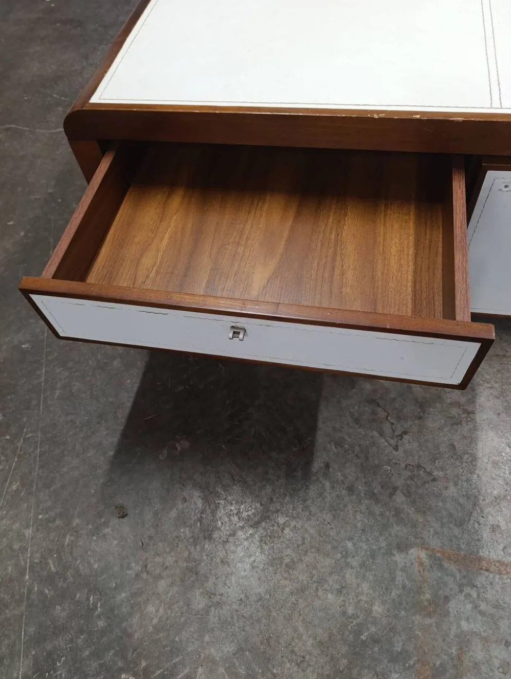 Enfilade / meuble tv cuir surpiqué par Michel boyer 60/70