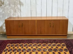 Enfilade 4 portes anglaise de la marque GPlan en teck des années 1970