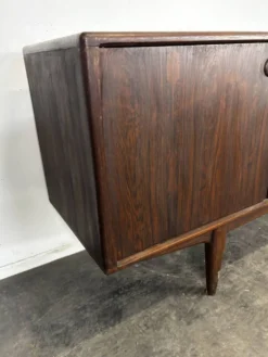 Enfilade scandinave en bois exotique deux portes quatre tiroirs années 60