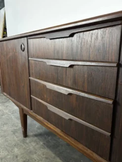 Enfilade scandinave en bois exotique deux portes quatre tiroirs années 60