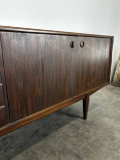 Enfilade scandinave en bois exotique deux portes quatre tiroirs années 60