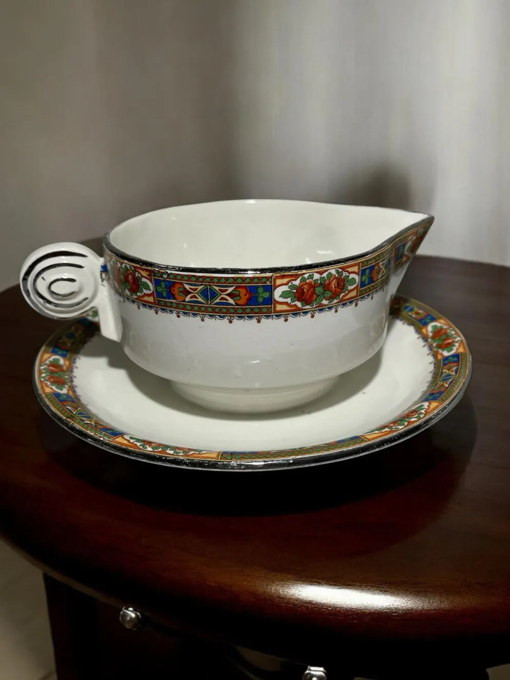 Ensemble ancien en faïence d’Onnaing – légumier couvert et saucière –