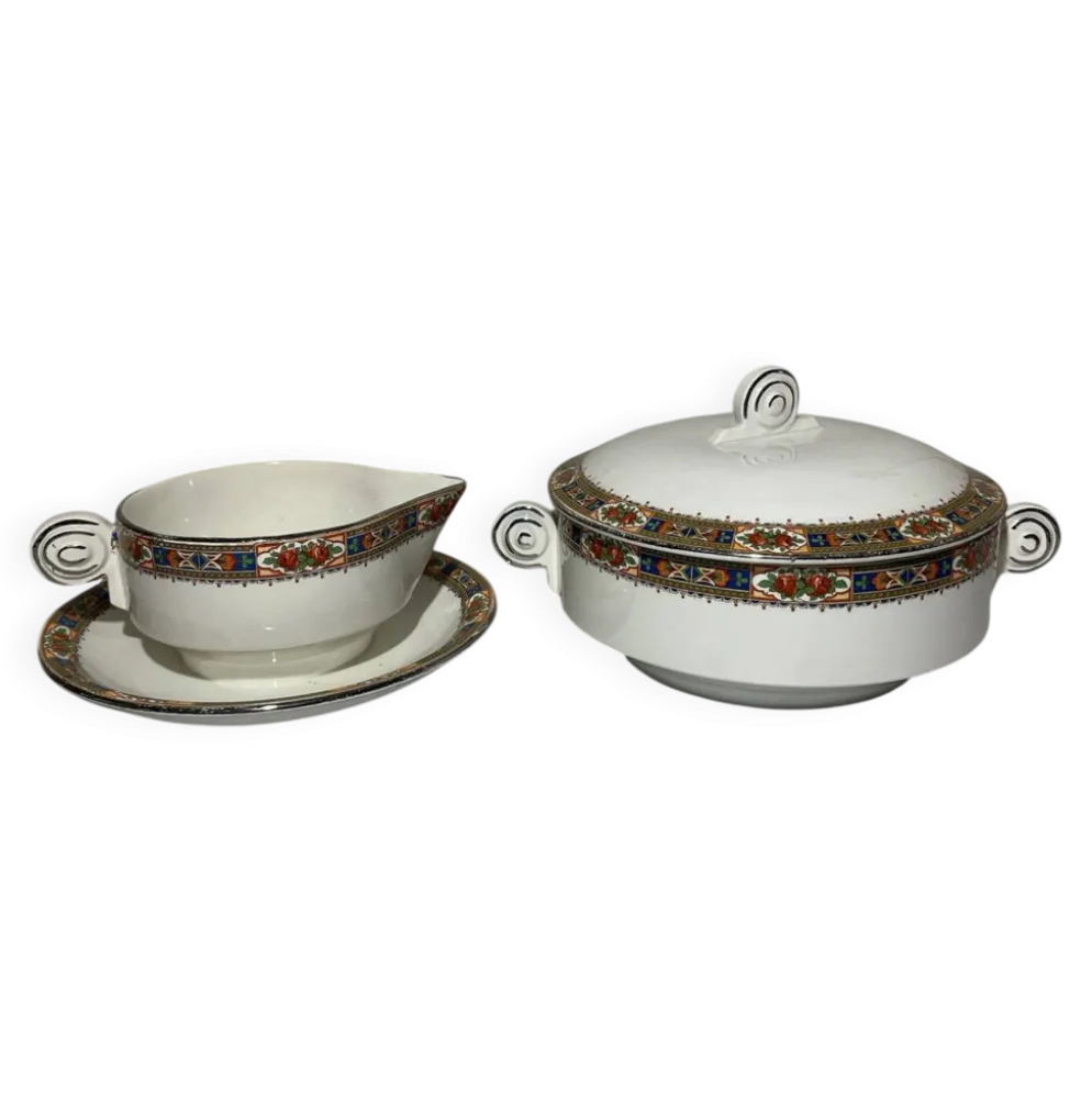 Ensemble ancien en faïence d’Onnaing – légumier couvert et saucière –