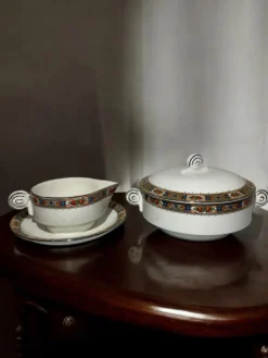 Ensemble ancien en faïence d’Onnaing – légumier couvert et saucière –