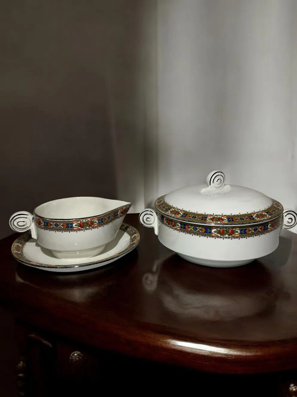 Ensemble ancien en faïence d’Onnaing – légumier couvert et saucière –