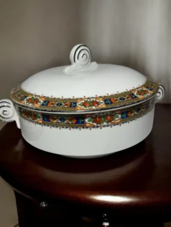 Ensemble ancien en faïence d’Onnaing – légumier couvert et saucière –