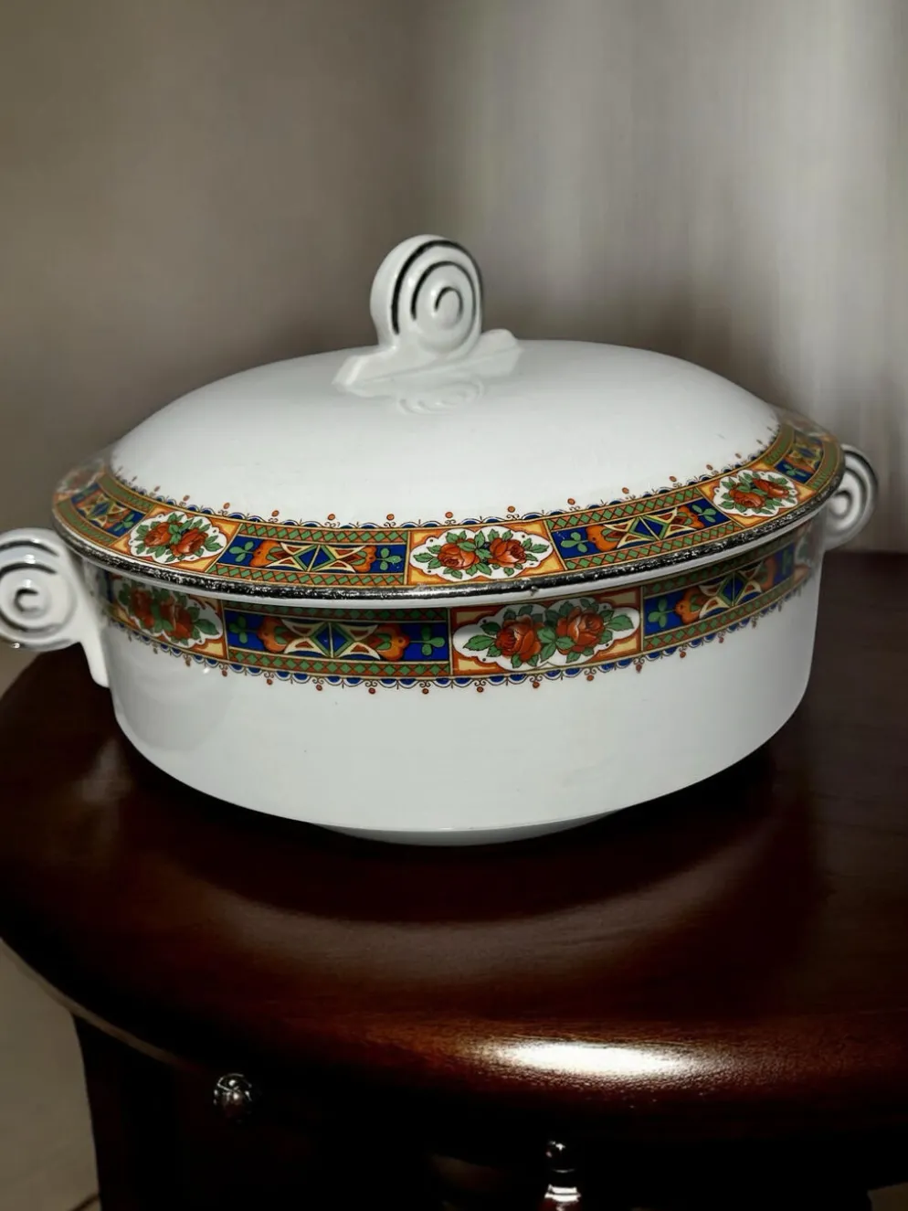 Ensemble ancien en faïence d’Onnaing – légumier couvert et saucière –