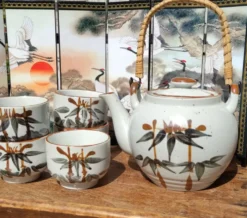 Ensemble asiatique d'une théière et ses tasses