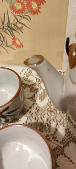 Ensemble asiatique d'une théière et ses tasses
