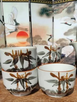 Ensemble asiatique d'une théière et ses tasses