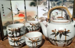 Ensemble asiatique d'une théière et ses tasses