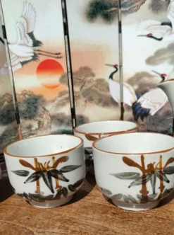 Ensemble asiatique d'une théière et ses tasses