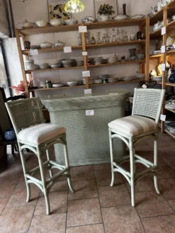 Ensemble bar et tabourets vintage en rotin