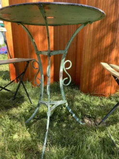 Ensemble bistrot ancien en fer forgé, table années 30 et chaises pliantes