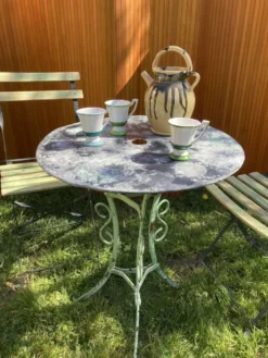 Ensemble bistrot ancien en fer forgé, table années 30 et chaises pliantes