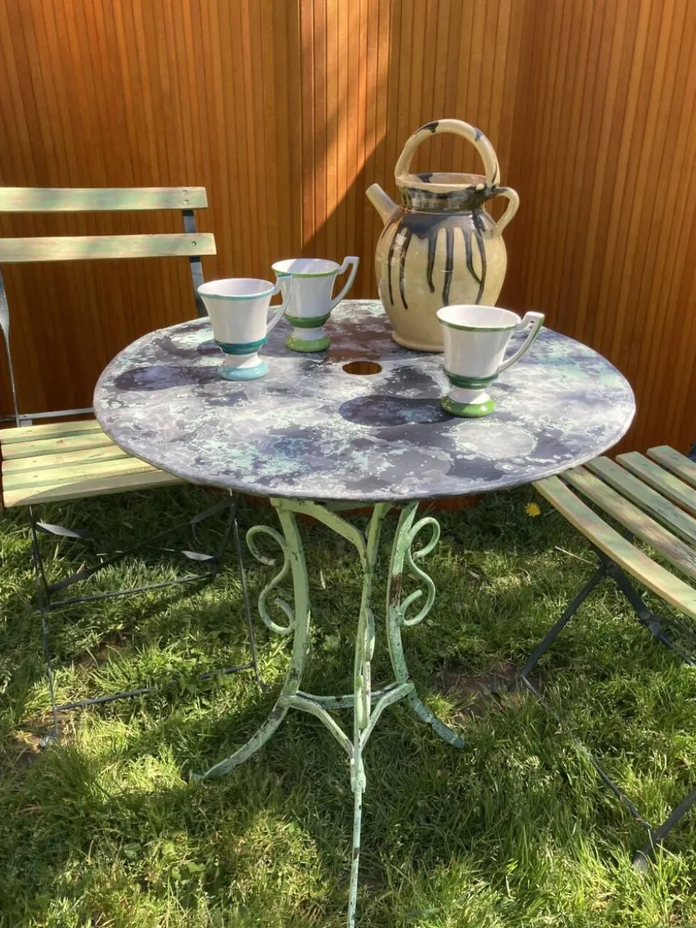 Ensemble bistrot ancien en fer forgé, table années 30 et chaises pliantes